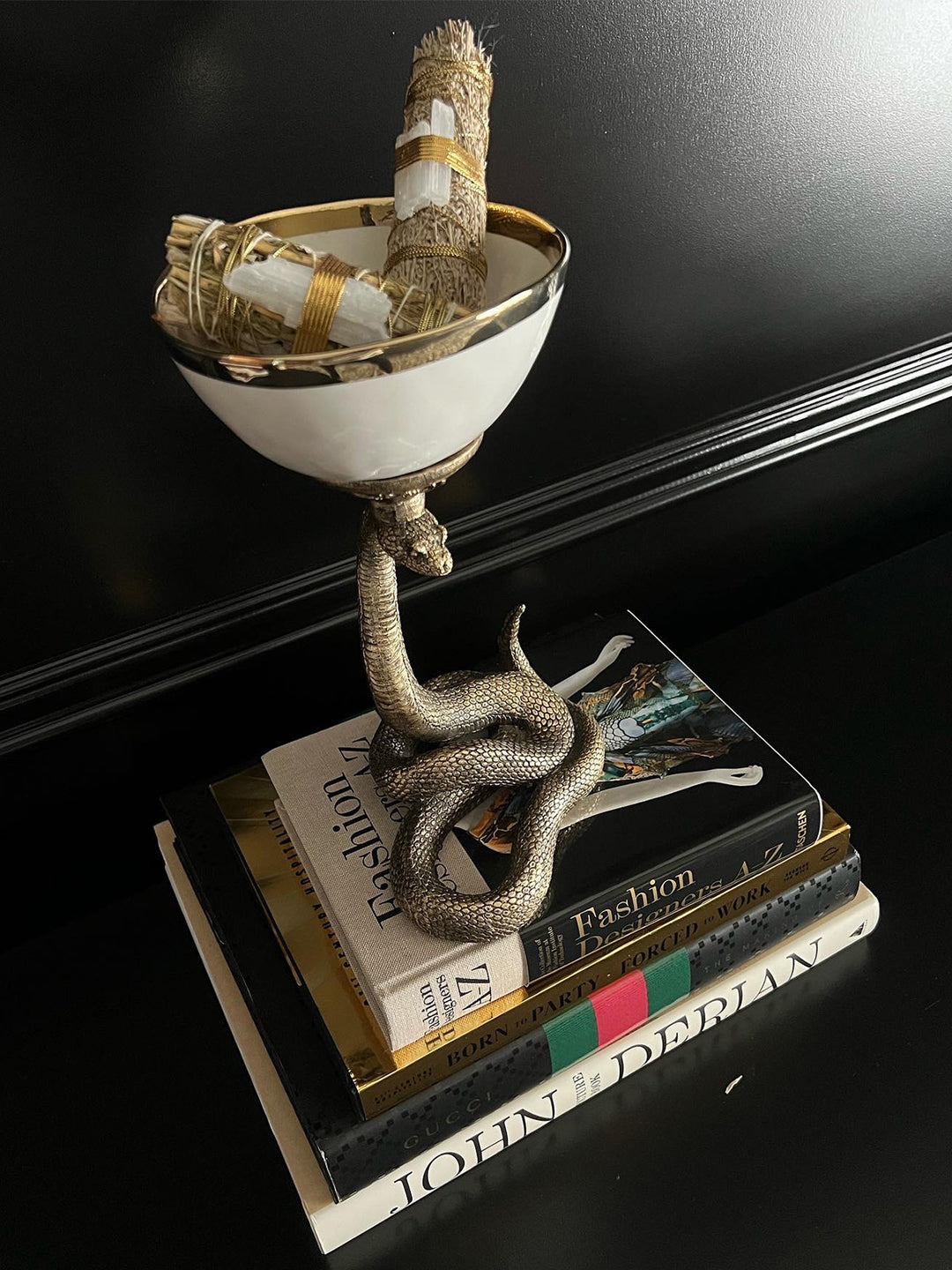 Adorno de Víbora con plato hondo y sahumerios