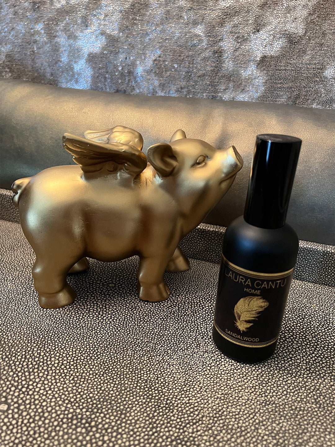 Adorno de cerdito con alas con un aroma de sándalo