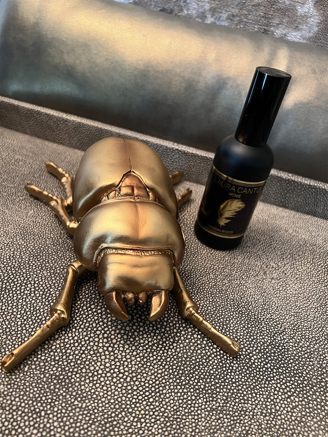 Adorno de bicho dorado con aroma de sándalo