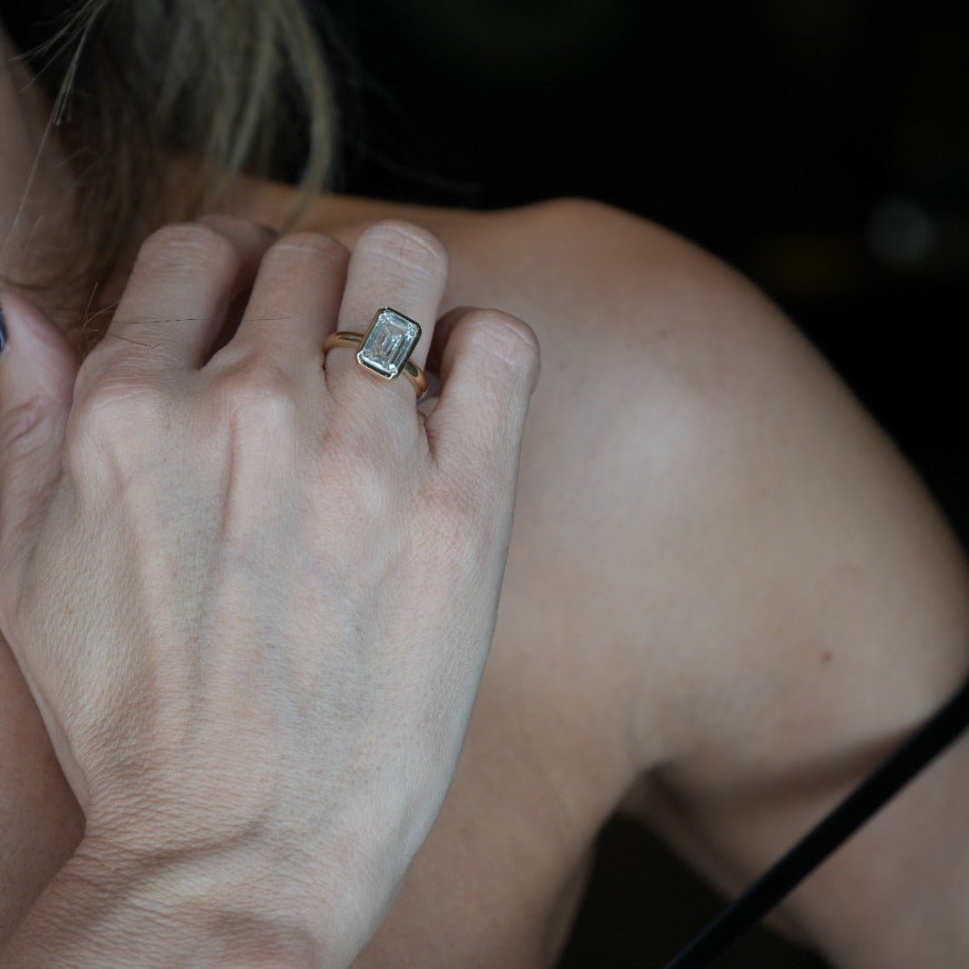 Anillo de brillante con bisel - LAURA CANTU JEWELRY